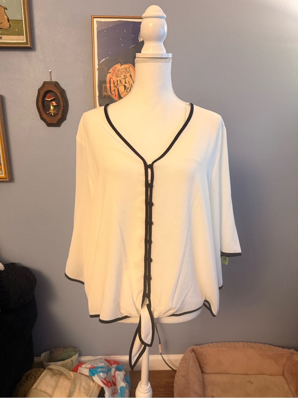 Vince Camuto White V-Neck Tie-Front Tunic with Black Trim